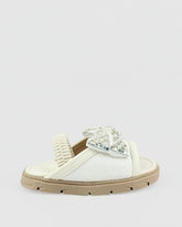 Sandalias Blancas Para Niña Con Moño De Puntos Detalle